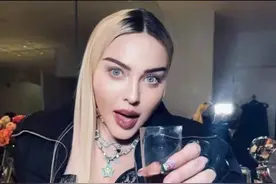 麦当娜在家“亚洲蹲”，和小36岁男友撒狗粮，站在“云端”的女人图片