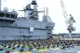 印度航母水兵集体练瑜伽，短衣短裤！国内美女却喜欢穿性感瑜伽裤图片