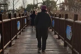 他说对自己的母亲只有恨没有爱，对自己的父亲用一生回报图片