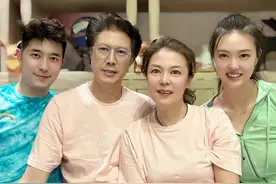 张常宁晒父母结婚证！太有年代感，老两口穿情侣装，52岁妈妈美艳图片