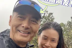 66岁周润发爬山被偶遇！与美女合影笑容满面，胸前兜里插俩水瓶图片