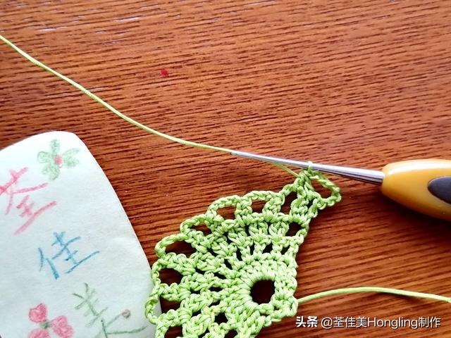 远方喜欢在银杏树下漫步的人,为你钩织了两片银杏叶哟