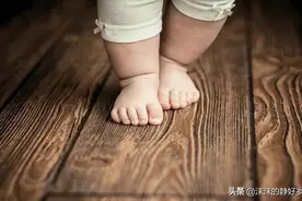 让宝宝光着脚丫，弹跳疯玩，既健身又健脑，何乐而不为？图片