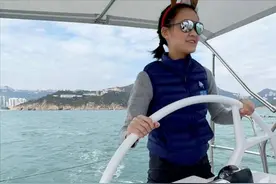 刘銮雄17岁女儿带妈妈出海，开爸爸送的上亿游艇，握方向盘好兴奋图片