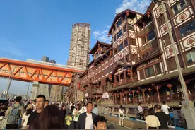 封桥又封路，重庆这个五一假期人山人海，宠粉程度一点不输淄博图片