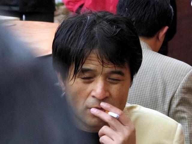 毕福剑现身网红聚会，跷二郎腿叼烟没人理，网友：太把自己当回事