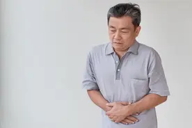 吃了半年保健品，大肠内壁全变黑了！这种药物不可常用图片