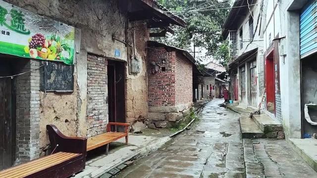 重庆长江边上的一条古朴老街，曾经名流如云，如今已被世人遗忘