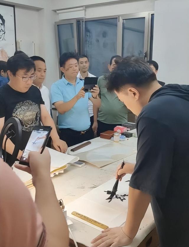 毕福剑现身网红聚会，跷二郎腿叼烟没人理，网友：太把自己当回事