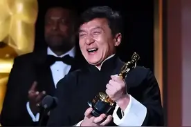 成龙吴绮莉被曝疑复合后，女方直播深情表白，反思对小龙女太严格图片