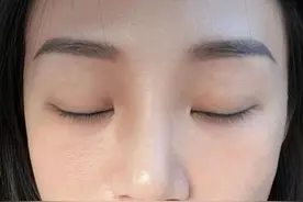 为什么刚涂过粉底液很白，一会就脱妆？原来是因为你忽略三点图片