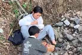 她没想到19岁就当了后妈，没有丈夫独自带娃，大山生活竟有人怀疑图片