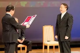 旧闻新转：《光明日报》莫言荣获福冈亚洲文化奖大奖图片