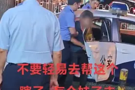 网传女子扶盲人过马路被折断手，目击者：此前有人帮他反被打，警方：他精神不正常，正在核实此事图片