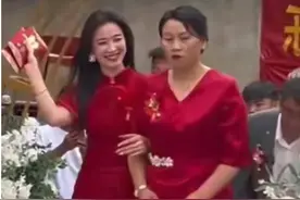 新郎母亲的亮相引发热议：优雅、出众、气场征服了众人图片