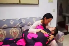 安徽28岁女孩每晚搂着24岁弟弟睡觉，不找男友不结婚，后来后悔吗图片