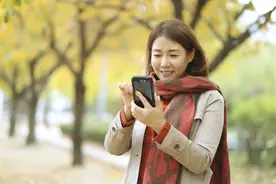 经常用华为手机拍照，记得开启这个隐藏功能，拍出的照片自带文字图片