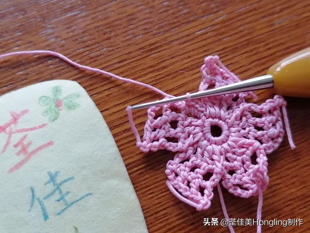 钩织了好几朵高颜值糖果色的可爱立体镂空花花,这是图文教程哦