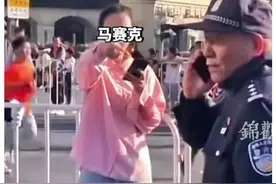 女子脚踢民警后续，恐将面临刑责，网友：马拉松确实扰民图片