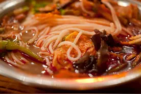 反华华裔渗透中国广西，挖坟式阴阳怪气螺蛳粉，还有人替她说话图片