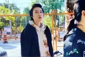 小龙女吴卓林近况曝光：和大妈排队等接济，穿着寒酸似足流浪汉图片