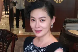 “潘金莲”王思懿年过50，身材丰腴十分性感，比年轻时更成熟迷人图片