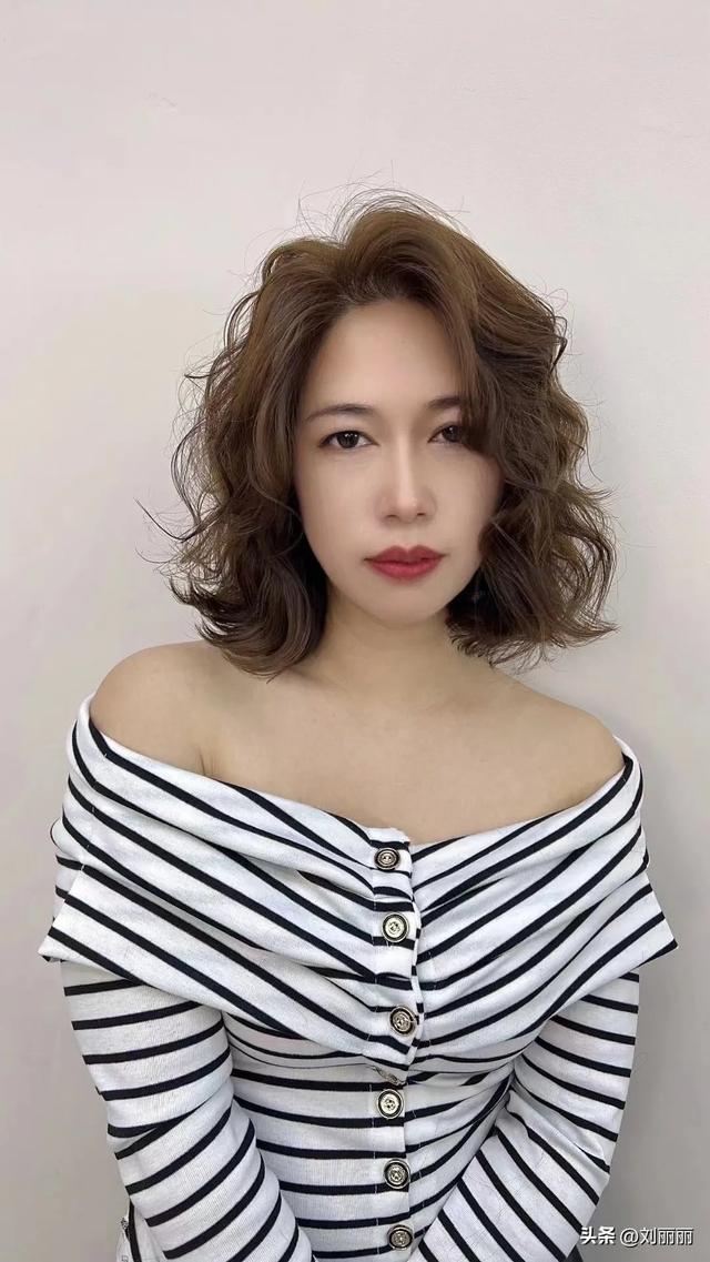 现在流行什么颜色的头发,2023春夏7大流行色,钴蓝色很吸引人,米色才是