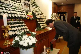 参加丧礼时，平辈吊唁是鞠躬，还是磕头图片