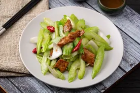 炒芹菜，直接下锅是错的，提前做好2步，芹菜又脆又嫩，还很入味图片