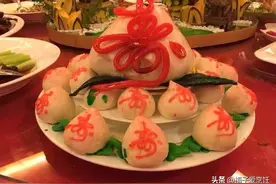 母子参加亲戚寿宴，随礼100要带走宴席上名酒，主家拒绝后闹笑话图片