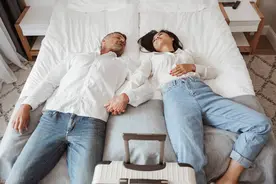 非合法夫妻关系的男女同住酒店，是否违法？图片