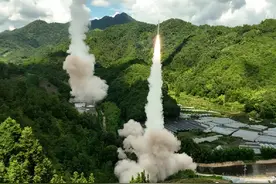 环岛军演第二天，美军7架军机靠近台海，解放军设靶逼退里根号图片