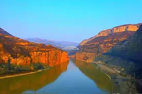 万里黄河最狭窄的地方，古渡龙门风景区，鲤鱼越过的龙门就是这里图片