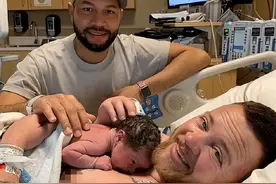 美国两个男子在一起，竟生下了孩子，直言反感被叫“妈妈”图片