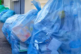 “我家在县城收废品，我月入过万，我爸年入百万。”图片