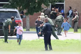 复盘美国小学枪击案：孩子用身亡老师手机报警，警察忙着铐上家长图片