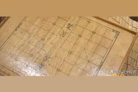 一城好人丨鲍伯超：七旬爹爹自制木凳、棋盘赠邻居图片