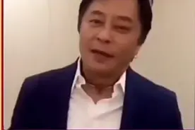 王杰退圈多年曝近照，戴耳环满头黑发宛如回春，久居国外生活惬意图片