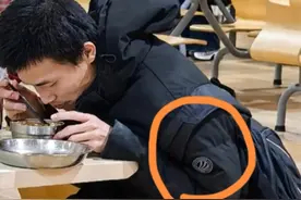 北大韦神近照曝光：穿千元名牌喝3元农夫，小孩打招呼被吓到失神图片