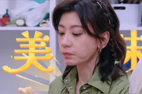 48岁贾静雯真实食量曝光，至今体重不过90斤，炸鲜奶只敢吃一小块图片