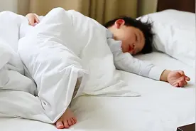 睡觉时尽量把脚露在外面，有什么用？转告家人，失眠或与肝有关图片