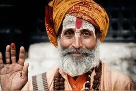 印度苦行僧自称78年没吃饭没喝水，军方不信，装上监控发现真相图片