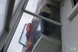 消防员失去重心悬空救人 轻生女死命挣扎不从图片