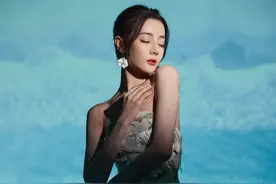迪丽热巴穿白色抹胸印花长裙 戴花朵耳饰清新浪漫图片