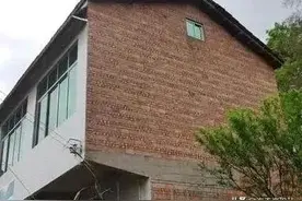 农村自建砖混房，悬挑结构上砌筑承重墙真的安全吗？望你别这么干图片