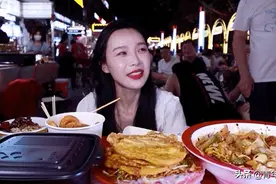 女博主夜市遇骚扰，一句“吃完给五百”，透出何等傲慢与偏见图片