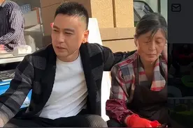 演员李飞摆地摊帮妈妈卖鱼，水产品摆一地，曾出演《人民的名义》图片