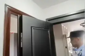 阿姨嫌弃风水不好，把大门往外开图片