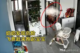 奶奶在家带娃，放1米高婴儿车上，监控拍下整个过程，让人后怕图片