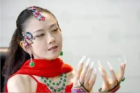 64岁杨丽萍参加聚餐，头顶小鸟脚踩座椅引争议，三件事情坚持多年图片